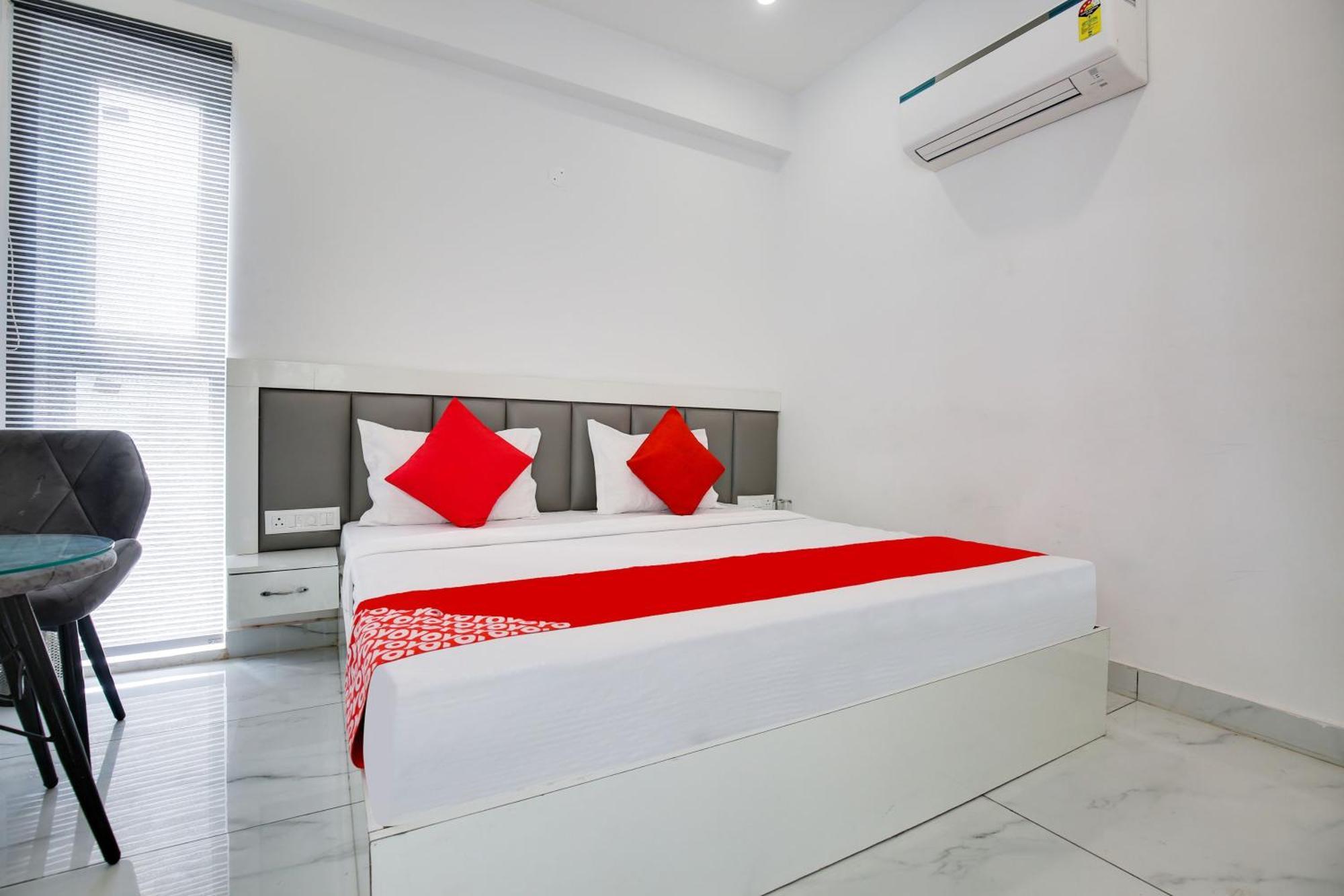 Hotel O Sky White House Ludhiana Exterior foto