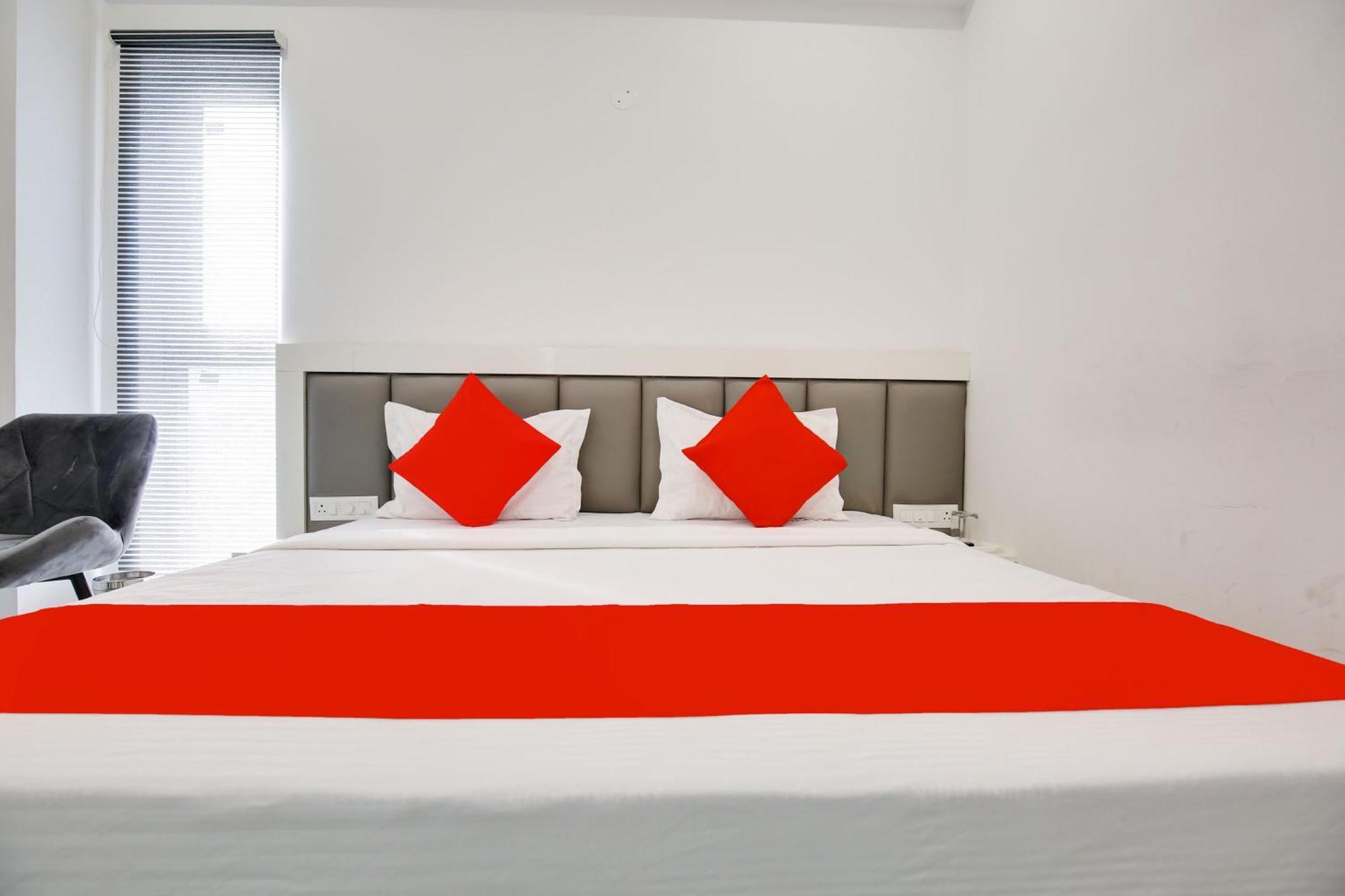 Hotel O Sky White House Ludhiana Exterior foto